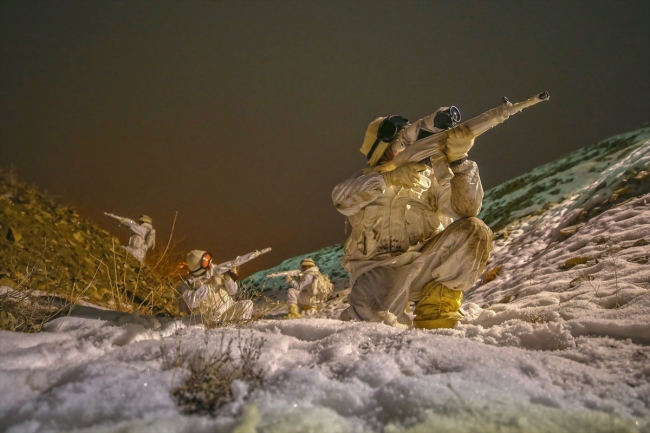 En uzun gecede eller tetikte